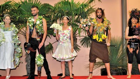 Pour les 40 ans d'anjou Authion avenir, cinq mannequins habillés de fleurs et de plantes par des stagiaires fleuristes, ont décliné cinq thèmes : Givré-glacé, Bohème chic, Dandy chic, Guerrière, et Ethnique... PHOTO CNPH