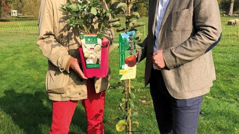 Arnaud Delbard (à gauche sur la photo) et Patrick Chassagne, qui dirigent respectivement les pépinières Delbard et Desmartis, ont signé un accord de partenariat qui prendra effet en janvier prochain.