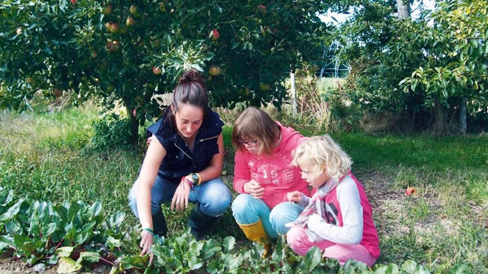 Grâce à l'hortithérapie, Romane Glotain (à gauche)intervient auprès d'enfants, de personnes âgées, de personnes en grande difficulté...PHOTO : MARTINE GWENANTEN Grâce à l'hortithérapie, Romane Glotain (à gauche)intervient auprès d'enfants, de personnes âgées, de personnes en grande difficulté...PHOTO : MARTINE GWENANTEN