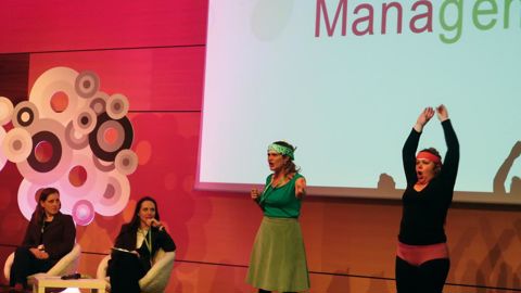 Après une soirée et une journée de travail, sérieux et humour se sont mêlés au moment de la restitution des 28 ateliers. À l'oeuvre : l'organisme de formation Scenergie, d'Angers, qui associe ludique et participatif dans ses prestations.PHOTO ODILE MAILLARD