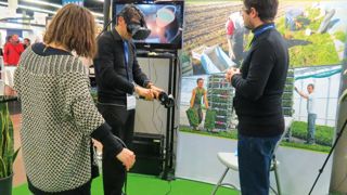 Les visiteurs du Sival ont pu tester un exercice par simulation. Illustré en vignette, il consistait à monter sur une échelle jusqu'en haut d'une cuve de 5 m et à manipuler un seau au-dessus du vide sans tomber.PHOTO : ODILE MAILLARD Les visiteurs du Sival ont pu tester un exercice par simulation. Illustré en vignette, il consistait à monter sur une échelle jusqu'en haut d'une cuve de 5 m et à manipuler un seau au-dessus du vide sans tomber.PHOTO : ODILE MAILLARD