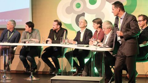 Huit « super-rapporteurs » ont synthétisé, puis restitué, le meilleur des ateliers. Au premier plan à droite : Laurent Peron, animateur de la journée, et consultant pour Evoxya, investi en communication de crise et dans l'accompagnement au changement.PHOTO ODILE MAILLARD