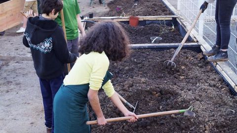 Les élèves de BTS « aménagement paysager » du lycée agricole de Voutezac (19) ont expliqué avec pédagogie aux collégiens de Georges-Cabanis, à Brive-la-Gaillarde (19), comment préparer la terre.