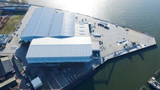 La nouvelle usine Jiffy s'étend sur 6 hectares, dont 3 ha extérieurs comprenant un quai de déchargement pour les bateaux, un vaste espace de stockage des produits finis et 3 ha couverts pour la chaîne de production.PHOTO : JIFFY La nouvelle usine Jiffy s'étend sur 6 hectares, dont 3 ha extérieurs comprenant un quai de déchargement pour les bateaux, un vaste espace de stockage des produits finis et 3 ha couverts pour la chaîne de production.PHOTO : JIFFY