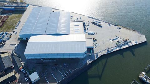 La nouvelle usine Jiffy s'étend sur 6 hectares, dont 3 ha extérieurs comprenant un quai de déchargement pour les bateaux, un vaste espace de stockage des produits finis et 3 ha couverts pour la chaîne de production.PHOTO : JIFFY