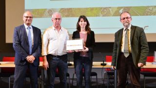 Le Conseil départemental de Haute-Garonne a reçu le prix IMBP pour ses actions de préservation des alignements d'arbres de bord de routes. Jacques Tavernier, président du comité scientifique de l'IDRRIM (à g.) et Jean-pierre Thibault, (ministère de l'Écologie, à d.) remettent à Aurélie Lattaignant et Érick Constensou, Direction de la voirie et des infrastructures, CD 31, leur prix.PHOTO : IDRRIM