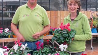 Joël Ramon et sa fille Coralie, qui a créé une activité de fleuristerie sous la marque Étamines.
