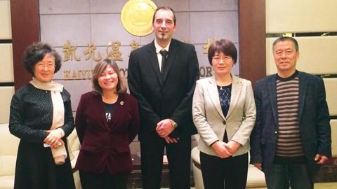 De gauche à droite : une élue à l'assemblée générale du peuple, Caroline Chu-Bouhours, professeure chargée du projet, François Bauvineau, directeur du CFPPA Le Fresne, la directrice des affaires étrangères de Dezhou, et le directeur-adjoint de l'école technique de Dezhou.PHOTO : LE FRESNE