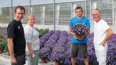 De gauche à droite : Nicolas Suzanne, Colette Suzanne, Vincent Morineau, et Michel Suzanne au sein des nouvelles serres.