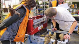 Les Olympiades nationales des métiers mettent les lauréats régionaux à l'épreuve de situations pro fessionnelles. Ici, Nicolas Mielcarek (à droite), élu champion de France en horticulture en 2015 à Strasbourg (67), exécute un semis à la machine.