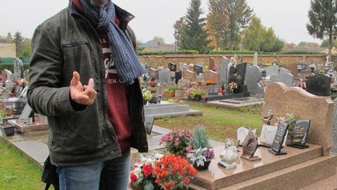 « Zéro pesticides dans les cimetières c'est possible, mais zéro entretien, ça n'existe pas », indique Mikaël Paris, salarié d'AQUI'Brie.