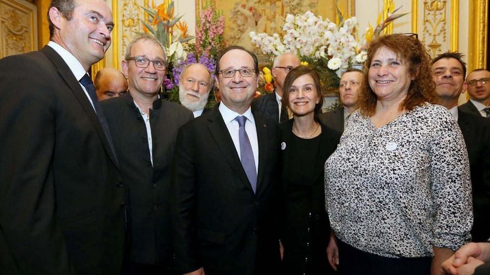 L'APAF a été lancée à l'Élysée. Les représentants de la filière horticole y étaient réunis autour du chef de l'État. De gauche à droite : Christophe Thibaut, président de Felcoop, François Félix, président de la FNPHP, Isabelle Chibon-Tailhan, déléguée des filières horticole et productions spécialisées de FranceAgriMer, Dominique Boutillon, présidente du Conseil spécalisé horticole de FranceAgriMer, et Benoît Ganem, président de Val'hor.PHOTO : PRÉSIDENCE DE LA RÉPUBLIQUE - N. BAUER