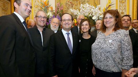 L'APAF a été lancée à l'Élysée. Les représentants de la filière horticole y étaient réunis autour du chef de l'État. De gauche à droite : Christophe Thibaut, président de Felcoop, François Félix, président de la FNPHP, Isabelle Chibon-Tailhan, déléguée des filières horticole et productions spécialisées de FranceAgriMer, Dominique Boutillon, présidente du Conseil spécalisé horticole de FranceAgriMer, et Benoît Ganem, président de Val'hor.PHOTO : PRÉSIDENCE DE LA RÉPUBLIQUE - N. BAUER