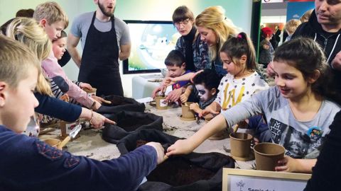 Les plus jeunes ont découvert avec enthousiasme comment réaliser un semis.
