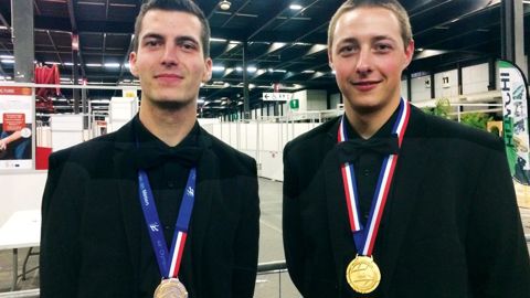 Cédric Clauss (à gauche) et Lucas Meyer ont remporté la médaille d'or pour le métier de jardinier paysagiste.PHOTO : JULIEN FONTANELLI