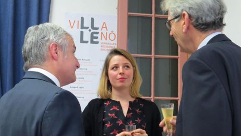 Alice Stevens entourée de Christian Roveyaz (à droite), président de la caisse du Crédit agricole de Versailles, et de Claude Motteron, directeur des relations clients, à la direction régionale de Versailles du Crédit agricole Île-de-France.