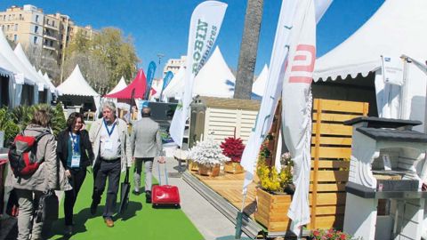 Chaque année, environ 1 000 visiteurs représentant plus de 400 enseignes arpentent les allées. 