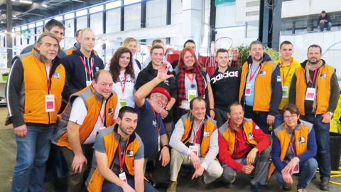 Julie Moreau (au centre, avec une écharpe rouge et noire) est entourée de ses concurrents valides, des organisateurs des épreuves en horticulture, et des jurys (en gilets orange). Tous les candidats ont participé aux mêmes épreuves : c'était très dur pour la candidate Abilympics, « mais possible » !