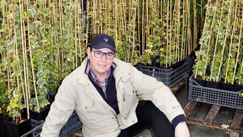 Au premier plan, Arnaud Travers, actuel gérant, et son fils, Mathieu, arrivé dans l'entreprise en 2013.PHOTO : ISABELLE CORDIER
