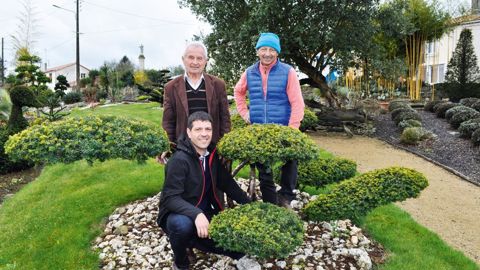 De gauche à droite : Damien, Joseph et Benoît Ripaud réunis près d'un Taxus baccata 'Repandens Aurea' au milieu du lopin de terre des débuts de Joseph, devenu le jardin public du village de Cheffois (85).PHOTO : I. CORDIER