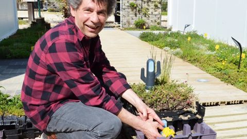 Jean-Christophe Grimard, responsable du service recherche et développement du Prieuré Végétal i.D., teste une solution de pilotage intelligent des toitures végétalisées, à Marseille (13).PHOTO : AUDE RICHARD