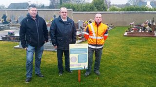 De gauche à droite : Philippe Le Diodic, technicien Hortalis, Claude Jarno, maire de Camors, et Marc le Pévédic, responsable des espaces verts de la commune, au sein du cimetière conduit en « zéro phyto ».PHOTO : CLARA BAUDOIN