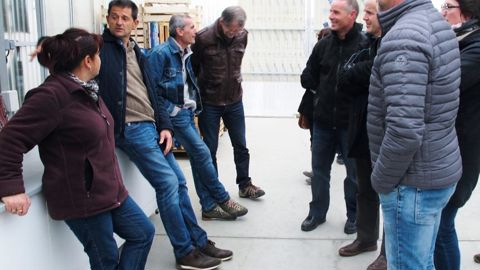 Denis Rousset et sa femme Maria, à gauche, entourés des collègues adhérents du Ratho. Installés à Bellegarde-Poussieu (38), ils ont  fait découvrir à leurs homologues les évolutions de leur entreprise.