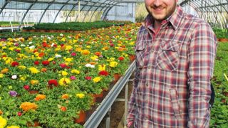 « Quand je suis arrivé dans le métier, je ne savais pas ce qu'était une pensée... » De formation technico-commerciale, Benjamin de Ladoucette est aujourd'hui un horticulteur-pépiniériste passionné.