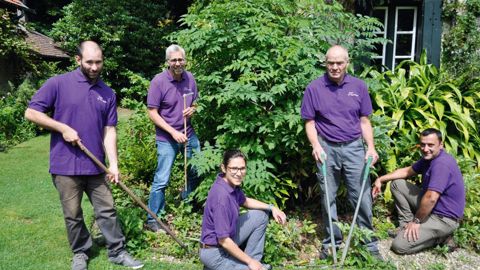 De gauche à droite, Frédérick Lefèbvre, désherbage et pépinière, Didier Willery, conseiller botanique et directeur, Aurélie André, entretien des vivaces, étiquetage, visites et ateliers enfants, Bertrand Dupont, pelouses et entretien général, et Dominique Cousin, élagueur et multiplicateur, intendance et ruches.