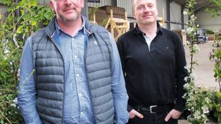 Mickael Moal et Christian Bardoul, respectivement président et directeur du groupement de producteurs Kerisnel. Le groupe horticole veut être source d'innovation et anticiper les tendances du marché.PHOTO : VALÉRIE VIDRIL