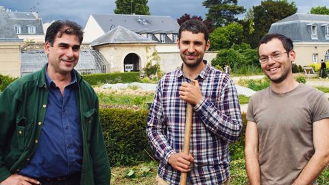        De gauche à droite : Antoine Jacobsohn, gestionnairedu Potager du Roi, David, ancien étudiant, et Romain Bocquet, enseignant paysagiste, indiquent qu'il est difficile de gérerla participation des étudiants sur le temps scolaire,en adéquation avec les besoins du jardin.