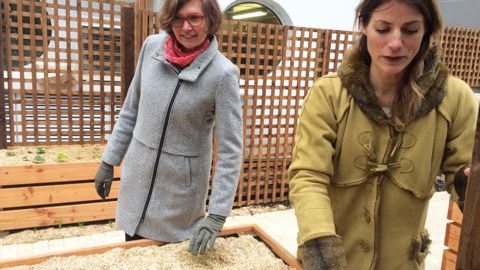        Laure Bentze (à gauche) et Stéphanie Personne se sont rencontrées à AgroParisTech. Leur entreprise, Terr'Happy, est née de leur envie de mettre leurs compétences au profit des personnes fragiles via des jardins spécialement adaptés. Ces derniers permettent de se reconnecter avec la nature, de profiter des bénéfices qu'apportent ces espaces en termes de santé. Ils doivent toutefois être conçus écologiquement et avec beaucoup de réflexions.PHOTO : ISABELLE BOUCQ