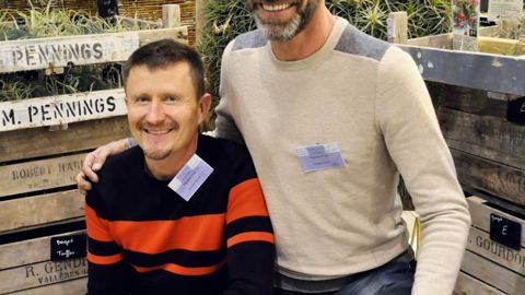        De gauche à droite, Pierre Kerrand et Daniel Thomin :ils ont créé Tillandsia Prod, dans le Gard, pour développer une production 100 % française de Tillandsia de haute qualité.PHOTO : ISABELLE CORDIER