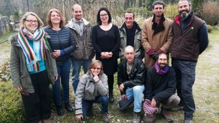        Dix candidats ont été retenus pour la nouvelle formation « ouvrier pépiniériste » après une sélection parmi 54 personnes aux profils très divers : anciens paysagistes, publics en reconversion professionnelle,à l'instar d'Audrey Brouxel (à gauche), ancienne hydraulicienne qui témoigne dans cet article.