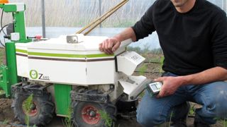      Féru de technologies, Cédric Lambert, pépiniériste à Beaufort-en-Vallée, a adopté rapidement le robot Oz de Naïo Technologies.PHOTO VALERIE VIDRIL