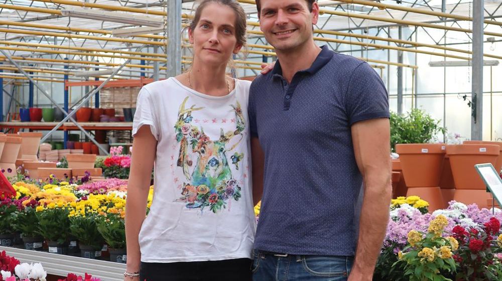Charlotte et Stanislas Des Longchamps, respectivement avocate et conseiller en gestion de patrimoine, ont choisi de travailler ensemble. Depuis deux ans, ils gèrent La Terre qui chante, à Aujargues (30). Charlotte et Stanislas Des Longchamps, respectivement avocate et conseiller en gestion de patrimoine, ont choisi de travailler ensemble. Depuis deux ans, ils gèrent La Terre qui chante, à Aujargues (30).