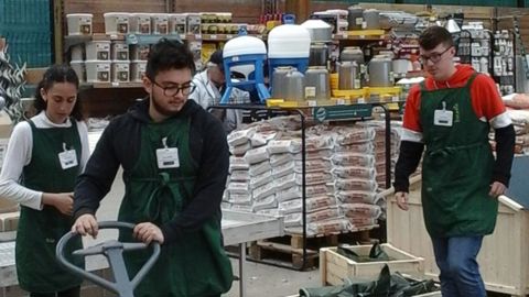 Mise en place du stand, des jardinières, des produits complémentaires… ©M. Calcavecchia