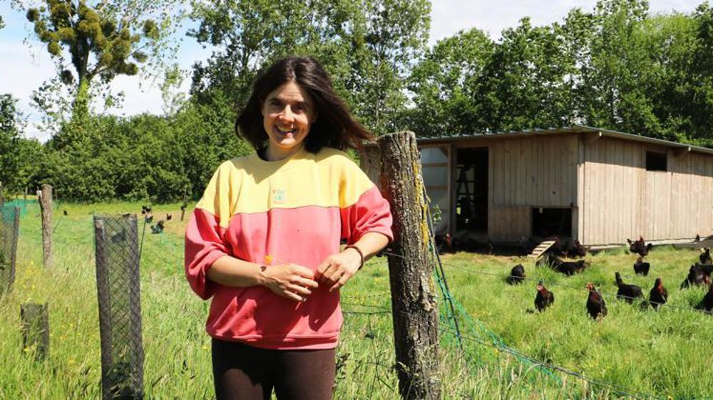Gaëlle Croguennec devant l’un de ses trois poulaillers mobiles autoconstruits. © I. Lejas 
