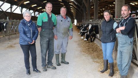 Les cinq associés dans la stabulation, mise en route en 2009.  De gauche à droite : Évelyne Geffroy, Maxime Audrain, Pascal Miriel, Amélie Geffroy et Benjamin Chrétien. © I. Lejas
