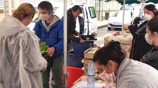 En plus de leurs 160 clients réguliers du marché, le drive fermier a ramené 80 nouveaux clients aux neuf producteurs du groupe Cagette d’Auch. © B. Lafeuille. En plus de leurs 160 clients réguliers du marché, le drive fermier a ramené 80 nouveaux clients aux neuf producteurs du groupe Cagette d’Auch. © B. Lafeuille.