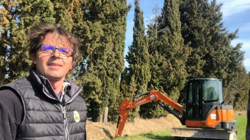 Xavier Dufour est producteur de foin de Crau et de céréales sur 220 hectares à Salon-de-Provence (Bouches-du-Rhône).  