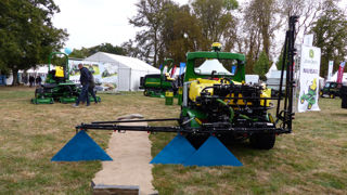 Le pulvérisateur porté HD200 sur le ProGator 2030A, avec le système GPS PrecisionSprayer.