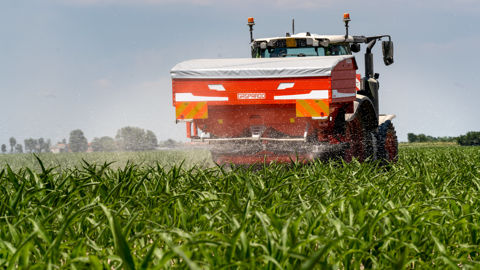 Grosse capacité pour l’épandeur d’engrais Maschio Gaspardo Primo EWH Isotronic Grosse capacité pour l’épandeur d’engrais Maschio Gaspardo Primo EWH Isotronic