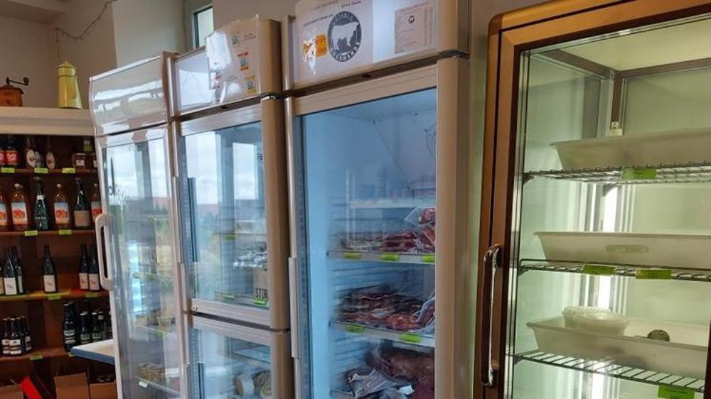 Une vitrine réfrigérée installée ici dans le magasin de producteurs Le Local, à Marçais (Cher), permet à Stéphane et Véronique Aubailly de commercialiser leur viande charolaise. © DR