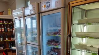 Une vitrine réfrigérée installée ici dans le magasin de producteurs Le Local, à Marçais (Cher), permet à Stéphane et Véronique Aubailly de commercialiser leur viande charolaise. © DR Une vitrine réfrigérée installée ici dans le magasin de producteurs Le Local, à Marçais (Cher), permet à Stéphane et Véronique Aubailly de commercialiser leur viande charolaise. © DR