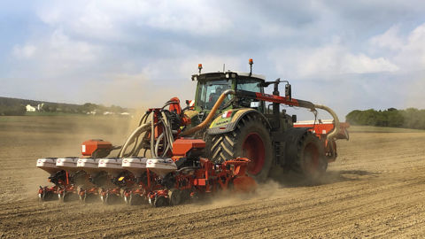 Le combiné de semis Kuhn avec trémie frontale TF 1512, herse rotative repliable HR 4530 RCS et barre de semis monograin Kosma CSM. Le combiné de semis Kuhn avec trémie frontale TF 1512, herse rotative repliable HR 4530 RCS et barre de semis monograin Kosma CSM.
