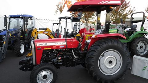 Certains modèles de Hattat ont un air de famille avec Massey Ferguson. Des accords de fabrication ont existé entre les deux marques. Certains modèles de Hattat ont un air de famille avec Massey Ferguson. Des accords de fabrication ont existé entre les deux marques.