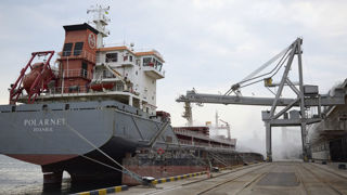 Selon l'Ukraine, le blocage délibéré des navires par la Russie concerne trois millions de tonnes de céréales. Selon l'Ukraine, le blocage délibéré des navires par la Russie concerne trois millions de tonnes de céréales.