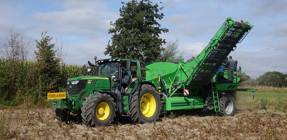 AVR équipe son arracheuse de pommes de terre Spirit 7200, d'une trémie capable de vidanger en roulant.