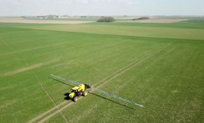 La Commission européenne propose la révision de la liste "des polluants à contrôler" pour la protection de l'eau. Vingt-cinq substances pourraient être ajoutées, parmi lesquelles le glyphosate. La Commission européenne propose la révision de la liste "des polluants à contrôler" pour la protection de l'eau. Vingt-cinq substances pourraient être ajoutées, parmi lesquelles le glyphosate.
